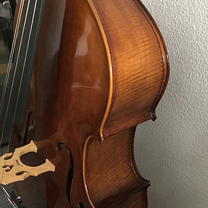 Kontrabass in Violinenform 3